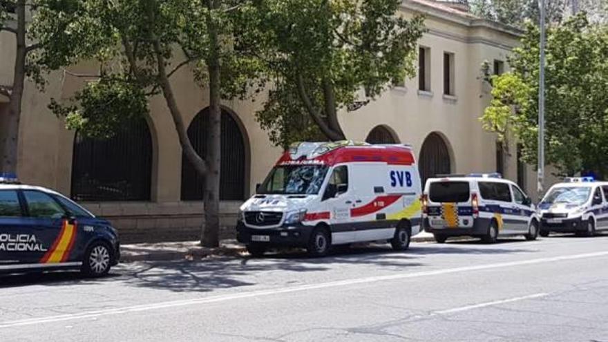 Un vehículo de la Policía Nacional, una ambulancia y dos coches de la Policía Local aparcados ayer a la puerta del centro de menores.