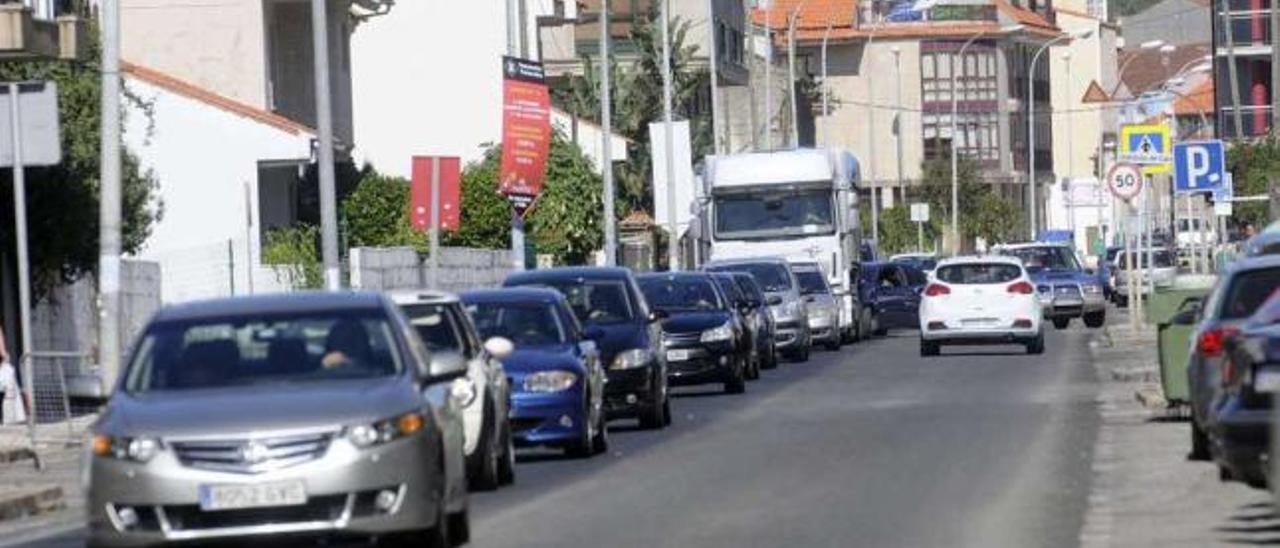 Vehículos circulando por la avenida Rosalía de Castro, en Vilagarcía. // Noé Parga