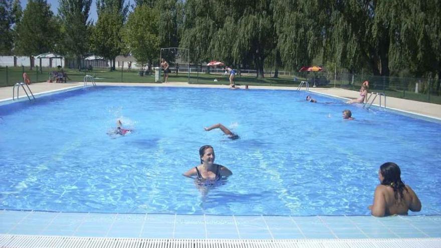 Un grupo de personas disfruta de las piscinas de Villaralbo.