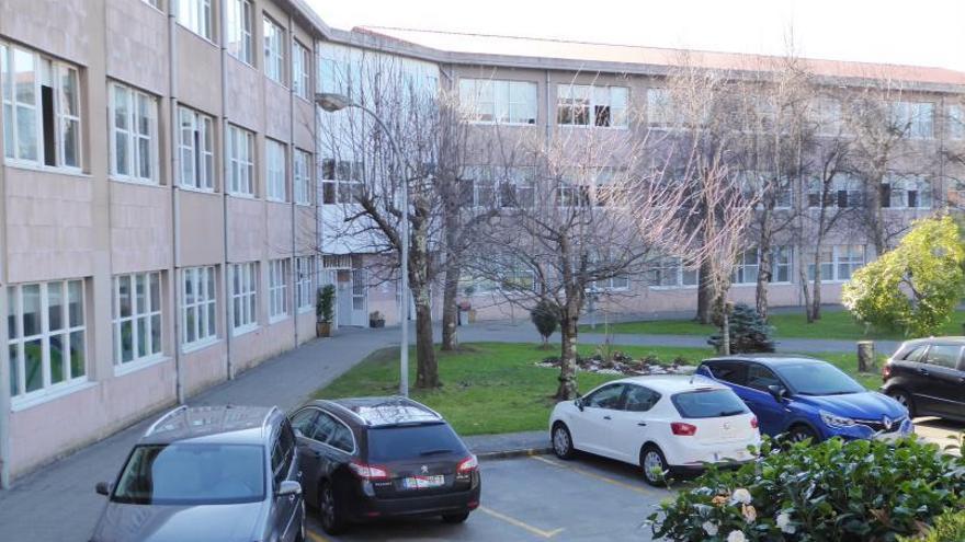 Fachada del instituto María Casares en Bastiagueiro. |   // I.R.