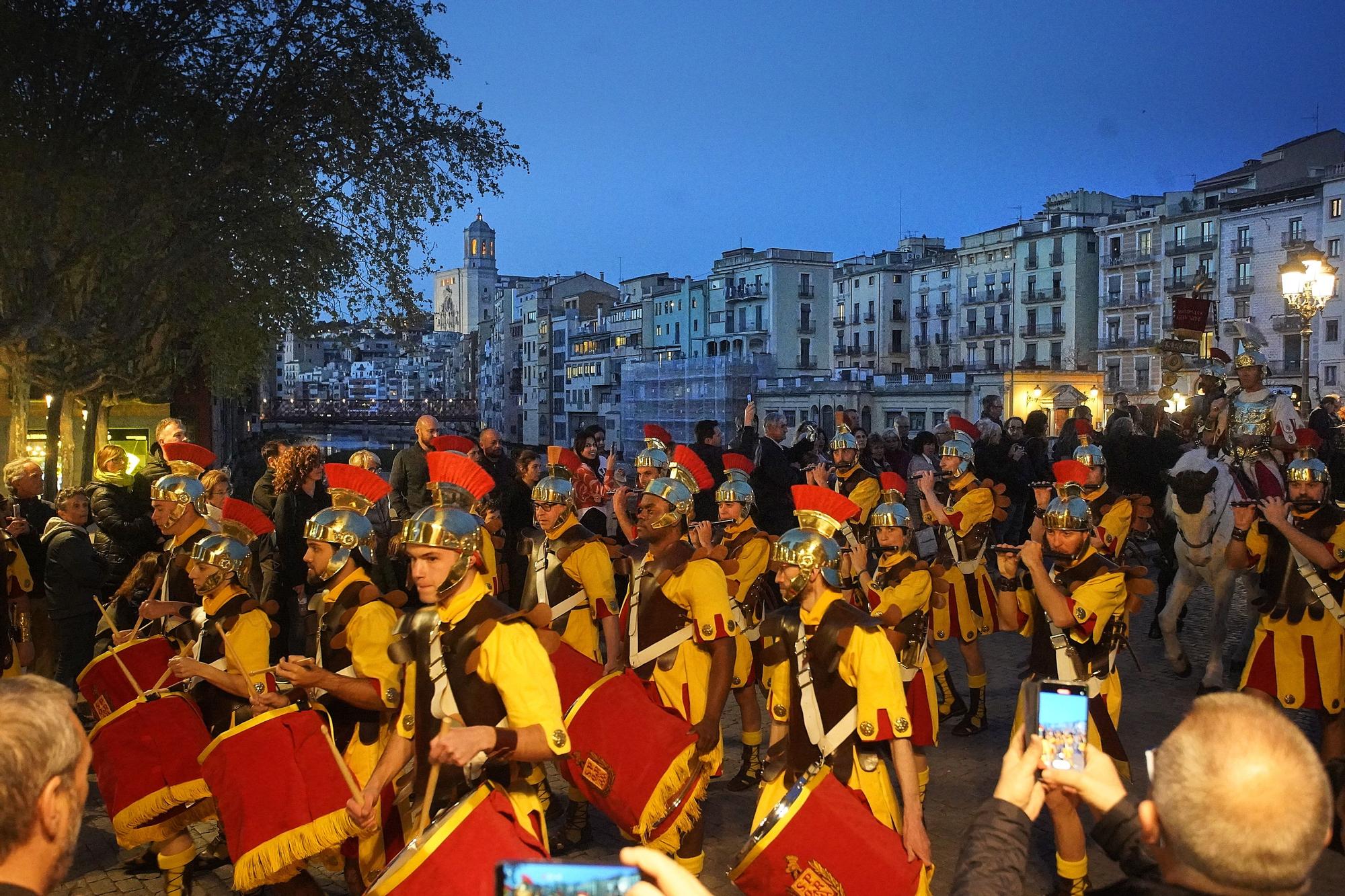 Els Manaies de Girona lliuren el penó a Narcís Reixach enmig de l’emoció de la normalitat