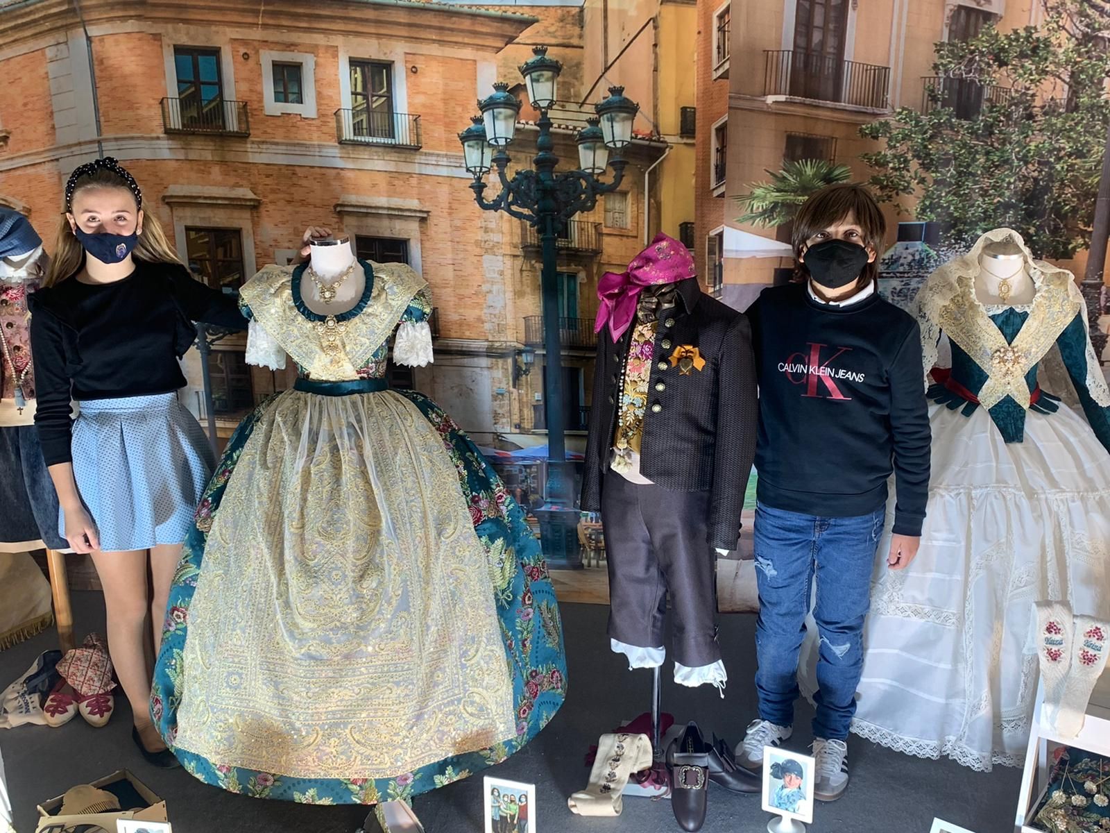 Una costumbre que pervive: exposicón de trajes Fallas 2022 en el Barrio Beteró