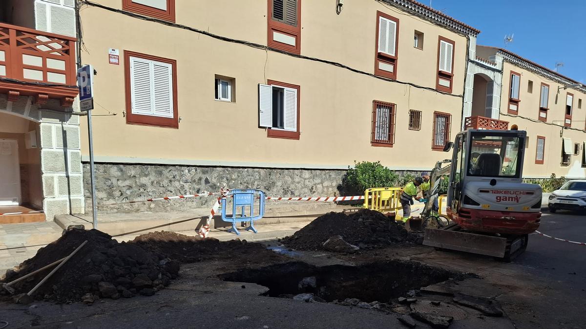 Operarios de Emmasa localizaron la avería en la calle Juan de Mattos y Azofra.