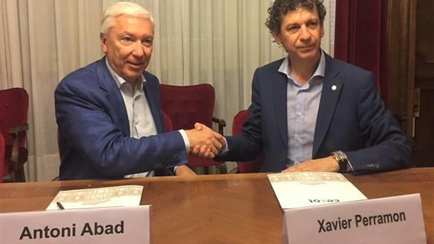 Antoni Abad i Xavier Perramon durant la signatura de l&#039;acord