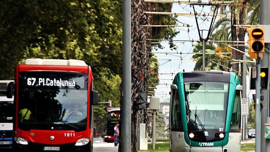 Un bus i un tramvia a l’estació de Tram de Francesc Macià