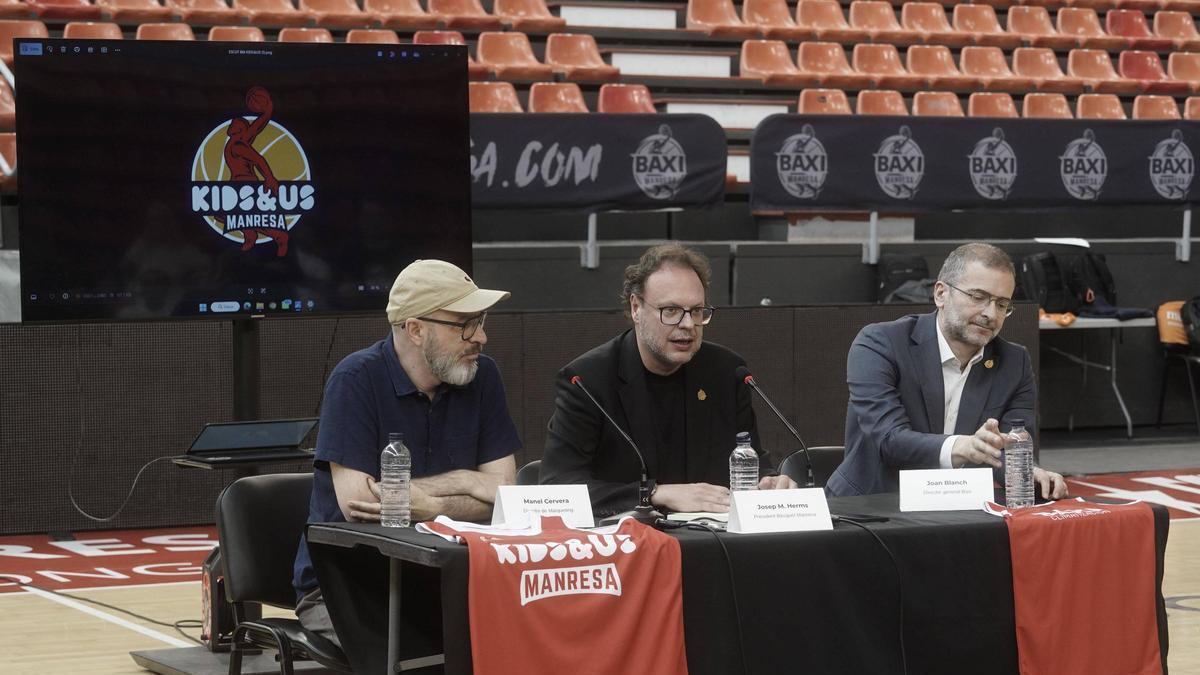 Manel Cervera, Josep Maria Herms i Joan Blanch, amb un avançament de camisetes i el nou escut
