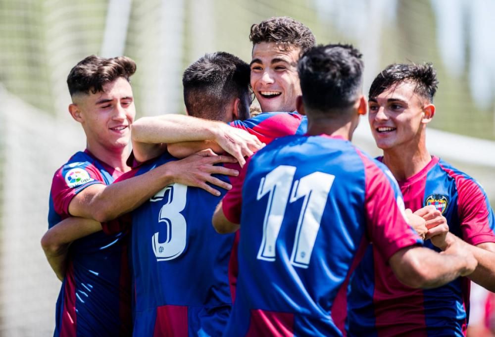 La celebración del Juvenil A del Levante UD tras ser campeones de liga