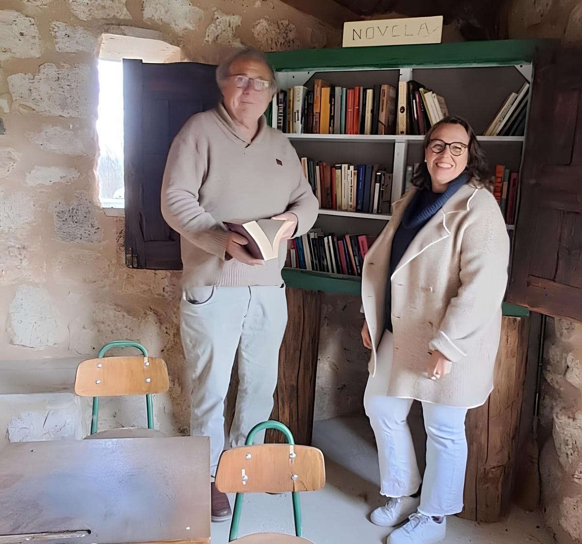 El alcalde de Guzmán (Burgos) Luis Miguel Rodríguez García, con la autora alicantina Gigi Rote