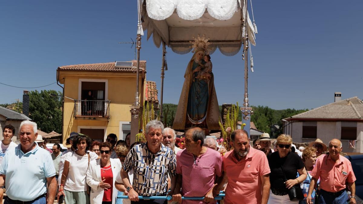 El manto protector de la Virgen de la Salud hermana a alistanos y trasmontanos