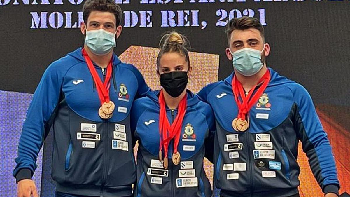 David Mata, Irene Martínez y Martín Liste, con sus medallas en el Campeonato de España. |  // LA OPINIÓN