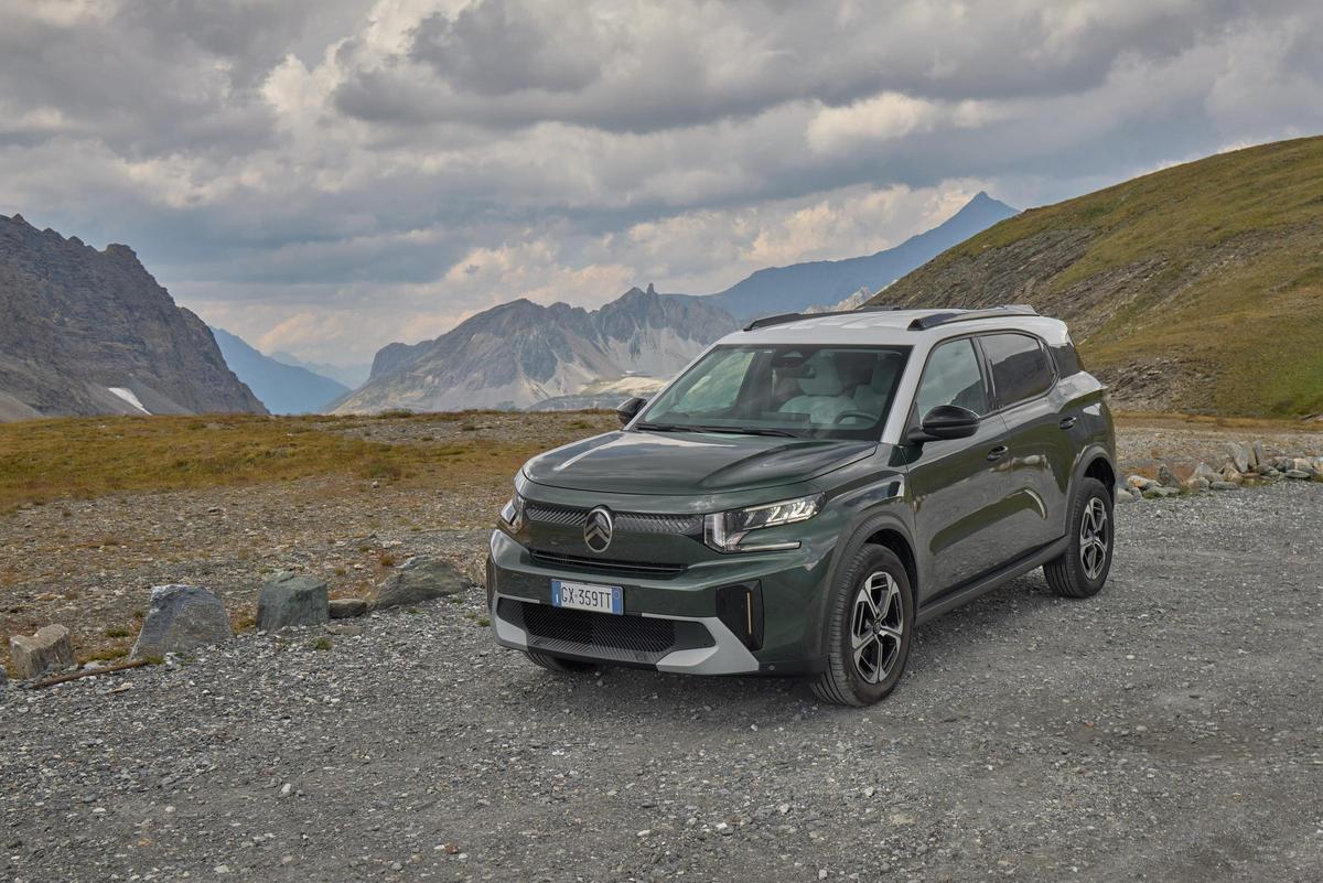 Gracias a su plataforma Smart Car y a un diseño exterior de formas cúbicas y líneas horizontales en el techo, logra ofrecer hasta siete plazas en una carrocería de apenas 4,39 metros de longitud