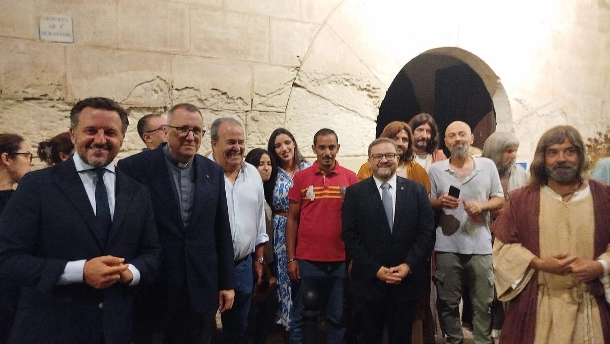 Miembros del Centro de Personas Sin Hogar de Elche con responsables del drama asuncionista