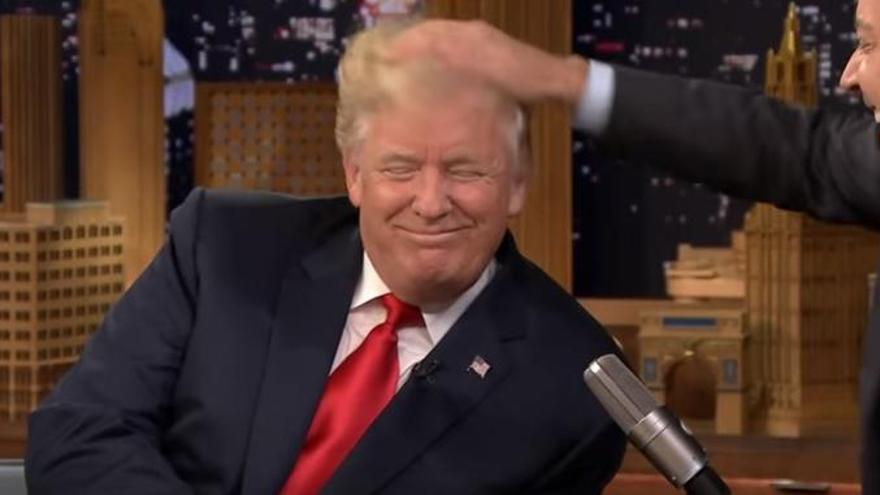 VÍDEO: Donald Trump es deixa despentinar per Jimmy Fallon per demostrar que no du perruca