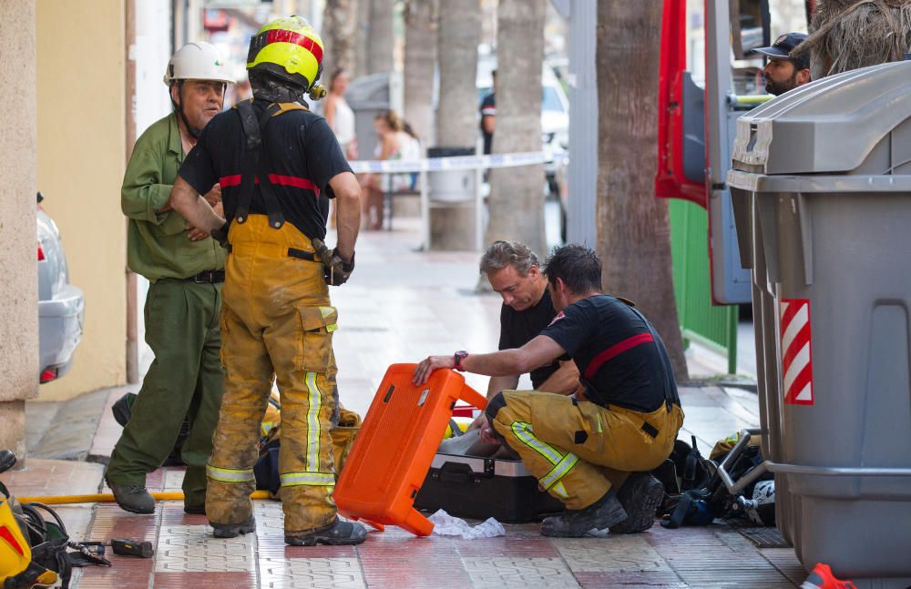 Los bomberos sofocan un incendio en una casa de San Vicente del Raspeig