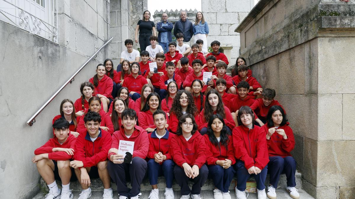 El director Javier Saborido, y los docentes Iria Rodríguez, Mª José Barbosa y Antonio Otero, con los alumnos del proyecto