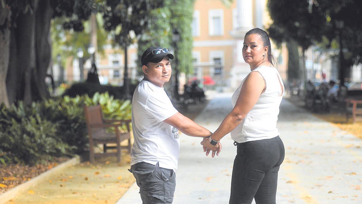 Christian con su esposa, ayer en Murcia.