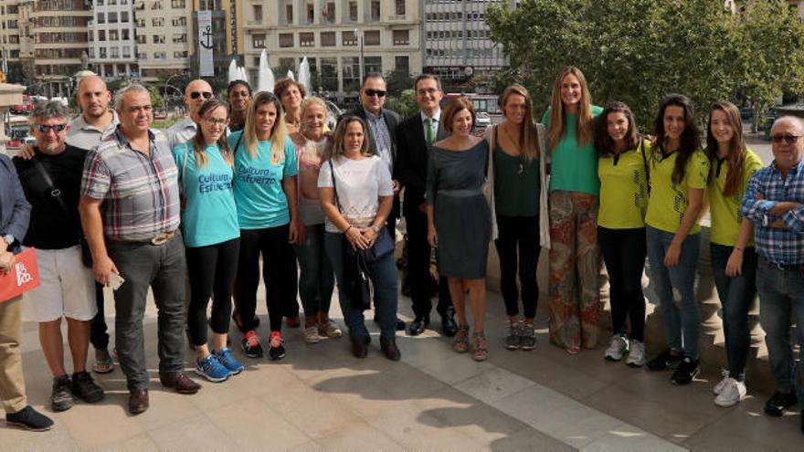 Deportistas y organizadores, en el balcón del Ayuntamiento de València.