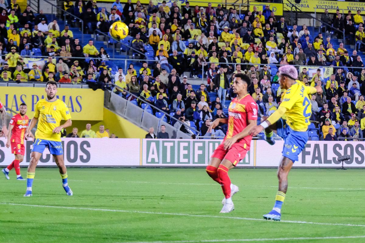 Acción del gol de cabeza de Julián Araujo ante el Getafe en el Gran Canaria.