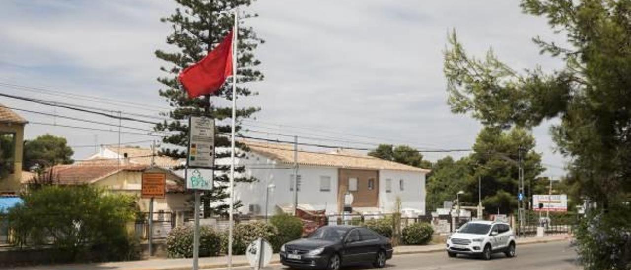 Bandera roja que anuncia riesgo de incendio en la Canyada, ayer.