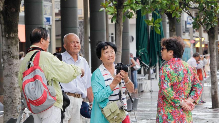 Un grupo de turistas chinos en la plaza del Pilar, en una imagen de archivo.