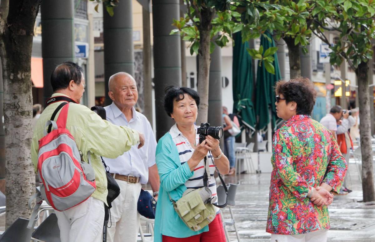 Un grupo de turistas chinos en la plaza del Pilar, en una imagen de archivo.