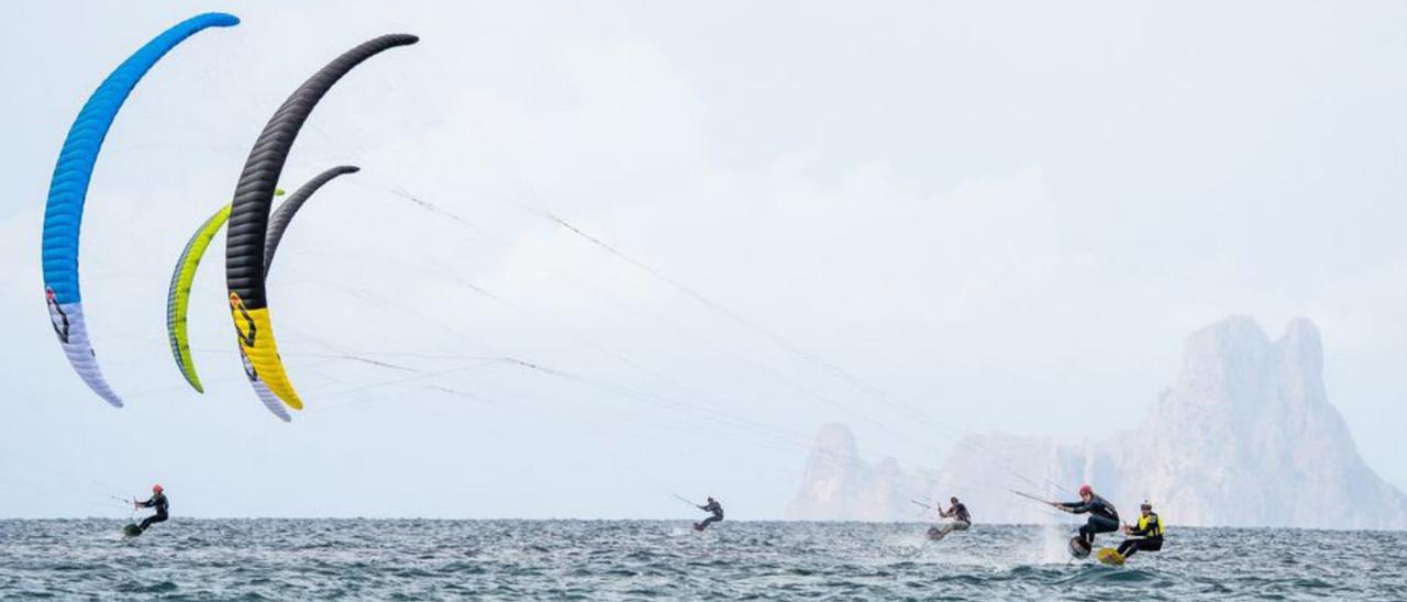 Varios deportistas practican kitesurf en Eivissa. | T. FORQUÉS/CUTTY SARK FKSS