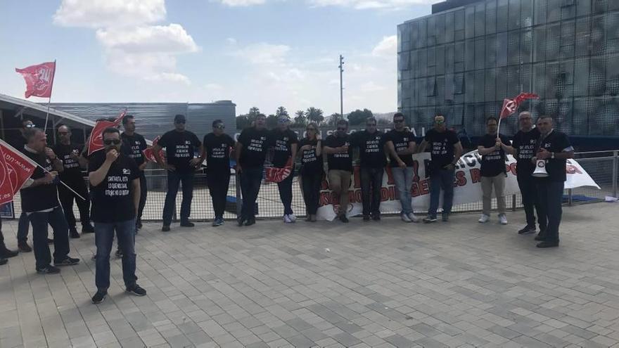 Los agentes de la Policía Local se manifestaron en la mañana de ayer en la puerta del Ayuntamiento.