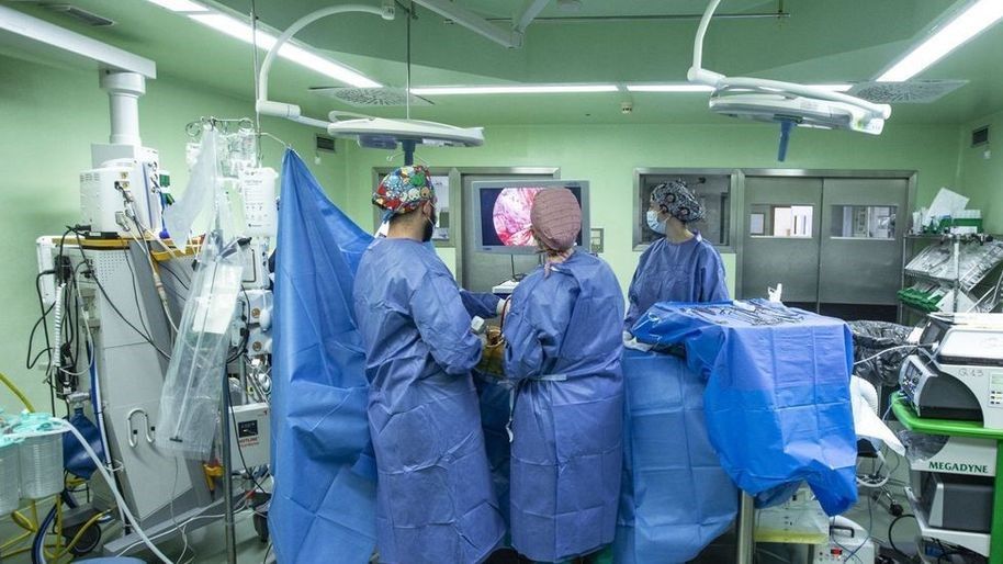 Un equipo quirúrgico, durante una intervención en un hospital de la provincia, en una imagen de archivo