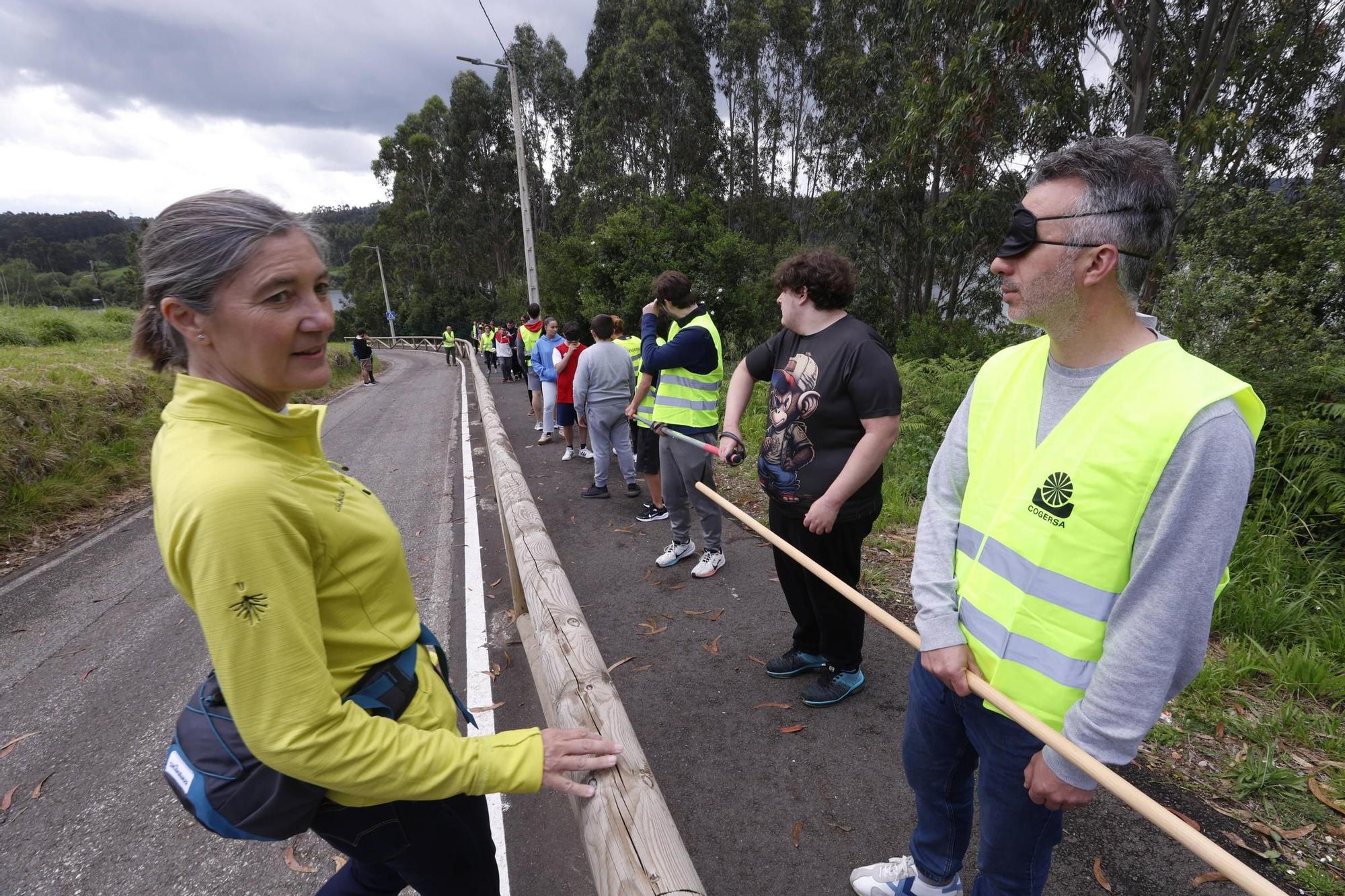 EN IMÁGENES: Así fue la ruta senderista en Corvera del alumnado del colegio San Cristóbal con voluntarios de Arcelor