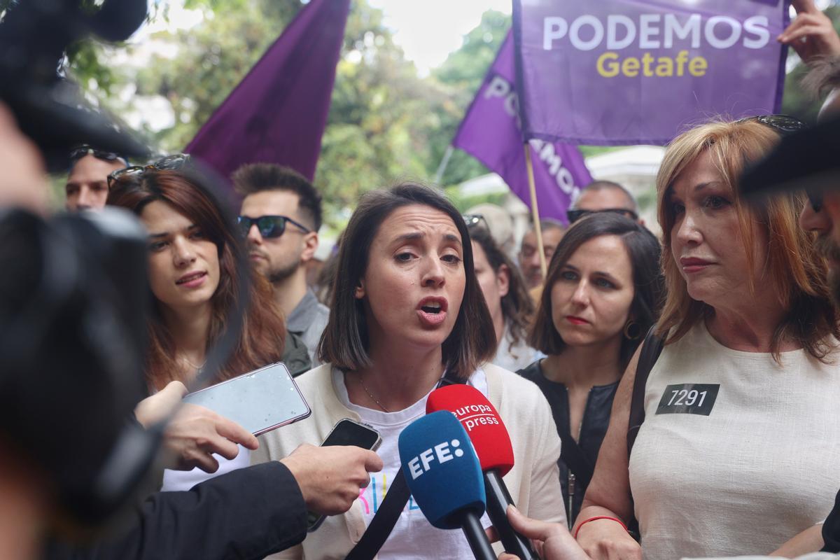 (I-D) La portavoz de Podemos, Isa Serra, la candidata del partido a las elecciones europeas, Irene Montero, la secretaria general de Podemos, Ione Belarra, y la activista y presidenta de la Federación Plataforma Trans, Mar Cambrollé.
