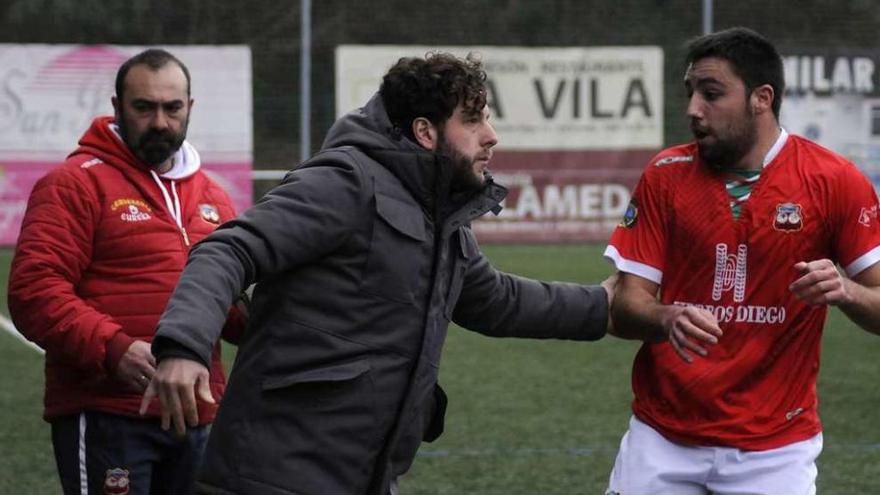 Tinto habla con el lateral Martín durante el partido ante el Arenteiro. // Bernabé/Javier Lalín