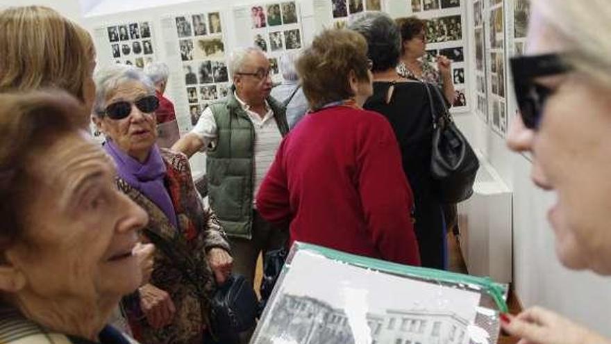 Asistentes, ayer, a la inauguración de la exposición.