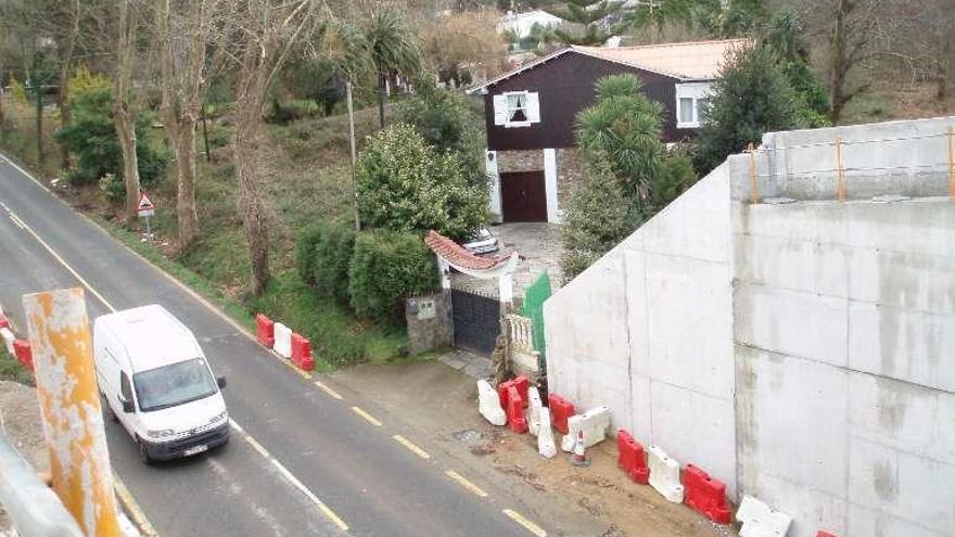 Una casa en Os Tornos, en 2010, donde el puente casi le pasó por encima.