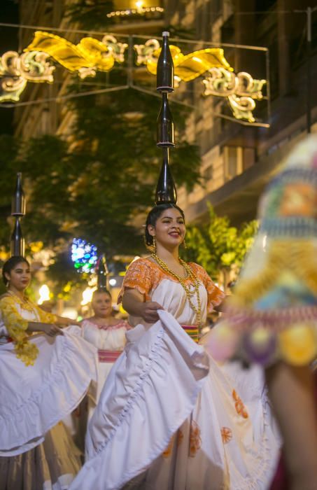 El desfile folclórico internacional de las Hogueras de Alicante llena de color las calles de la ciudad