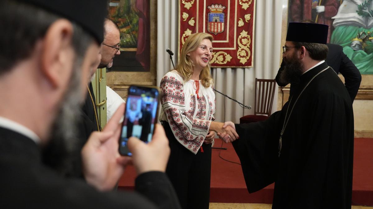 La alcaldesa, Amparo Marco, saluda a representantes de las parroquias ortodoxas rumanas.