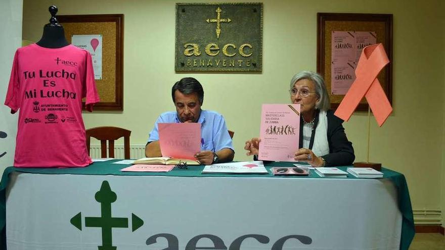 La presidenta de la AECC en Benavente y el concejal de Bienestar Social en la presentación de actividades.