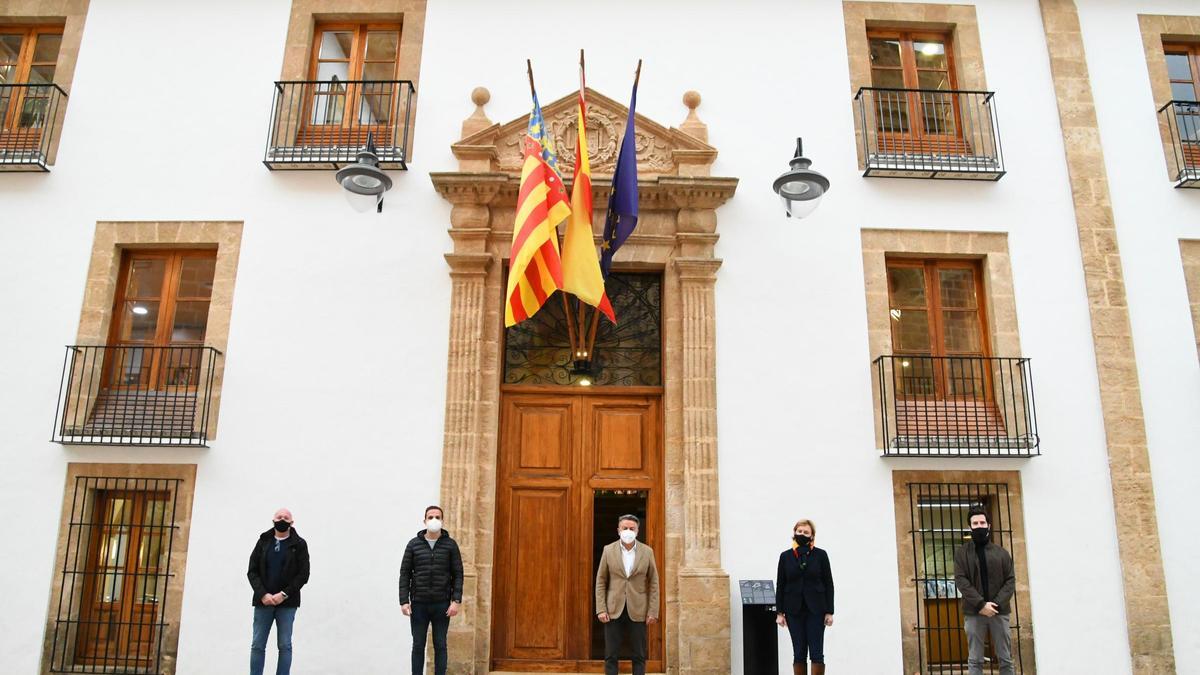 El alcalde y los cuatro portavoces tras firmar el pacto