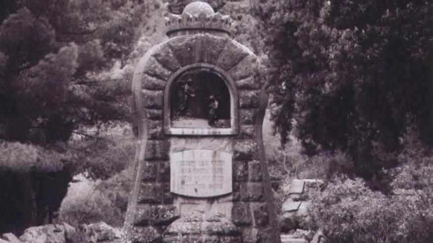 El primer monumento y el quinto de la vía del Rosari de Lluc son gemelos.