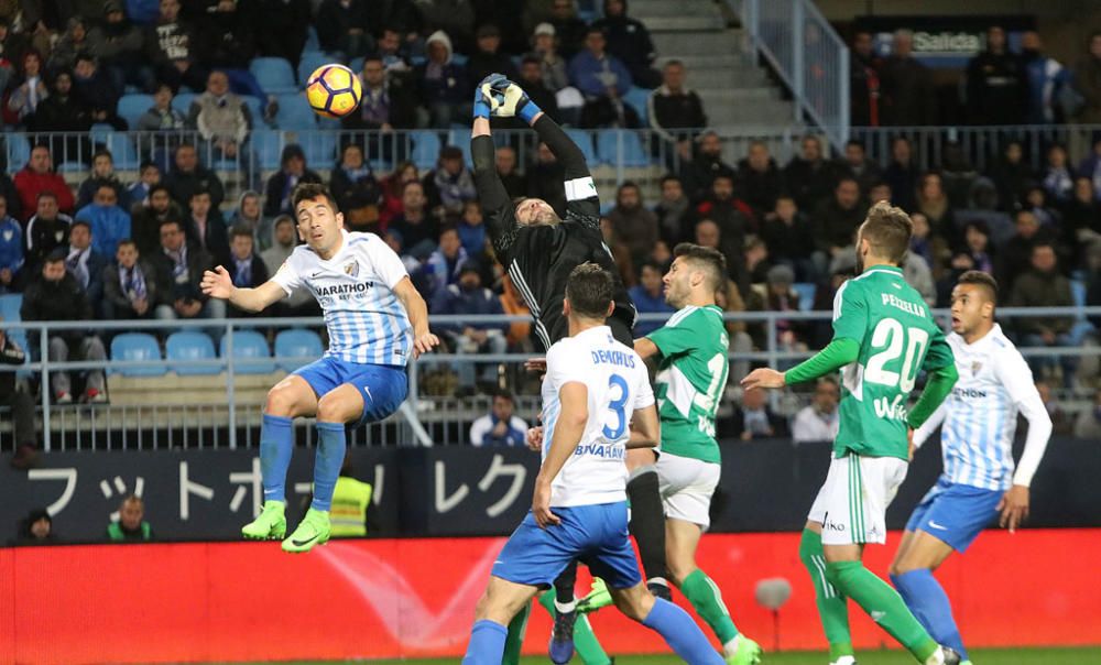 Las imágenes del derbi andaluz en La Rosaleda, que estuvo precedido de un minuto de silencio en memoria de Pablo Ráez. Sobre el césped, el conjunto bético remontó un choque en el que el Málaga CF no estuvo bien.