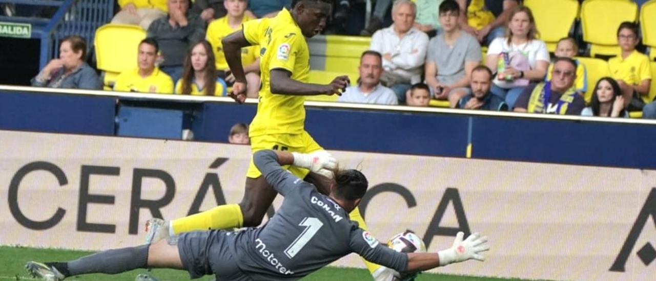 Nico Jackson se marcha de Konan Ledesma y marca el primer gol del Villarreal ante el Cádiz.