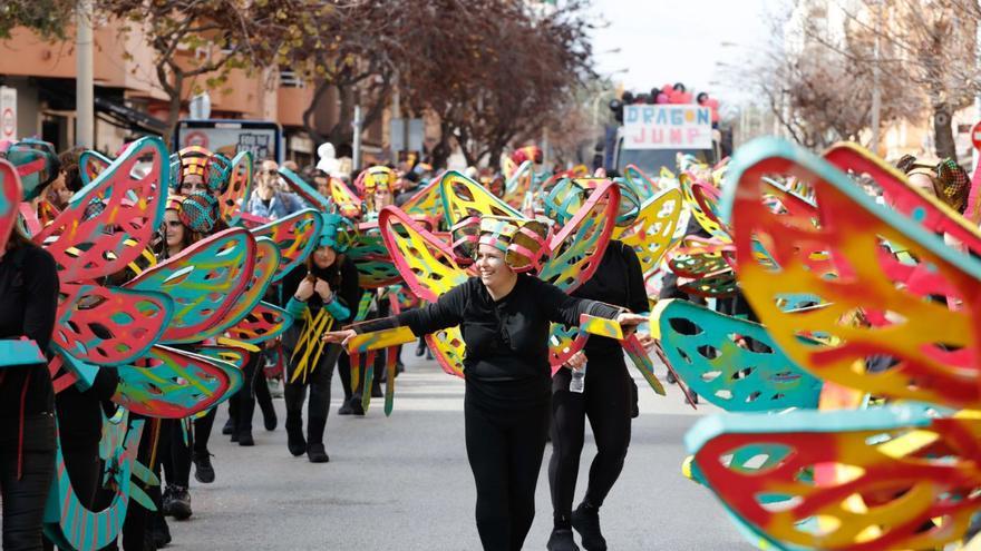 Una de las comparsas que participó en la rúa de Carnaval de Vila del año pasado.  | VICENTMARÍ