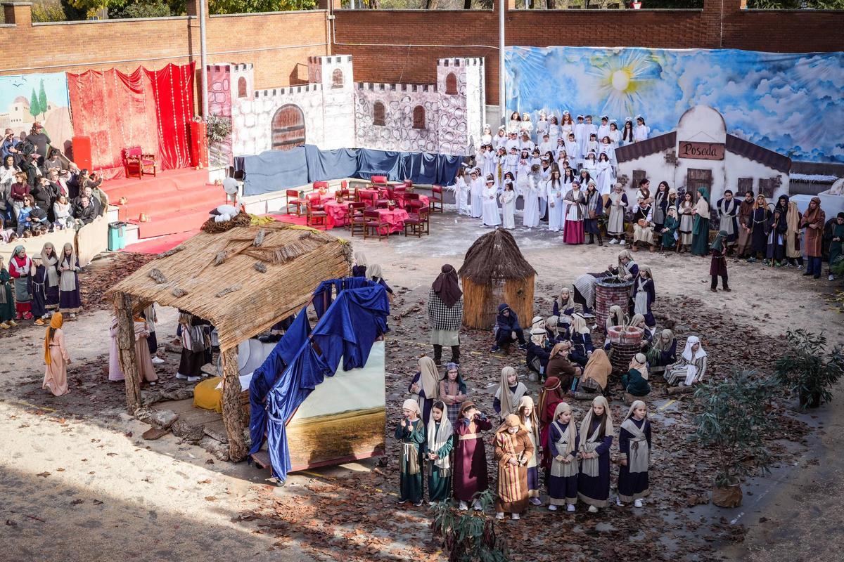 Badajoz se transforma en Belén: Más de 500 alumnos del colegio Santa Teresa recrean el nacimiento de Jesucristo