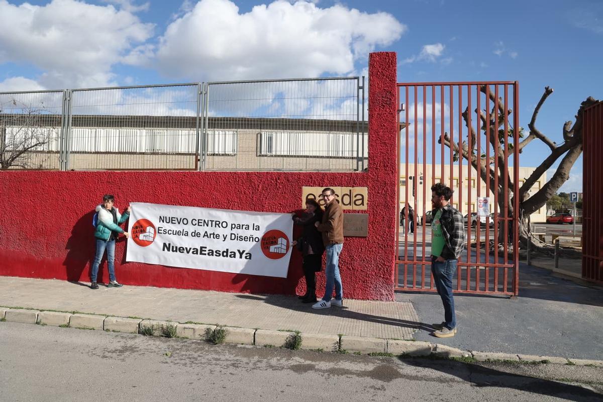 Una pancarta para reclamar nuevas instalaciones, colocada en el centro