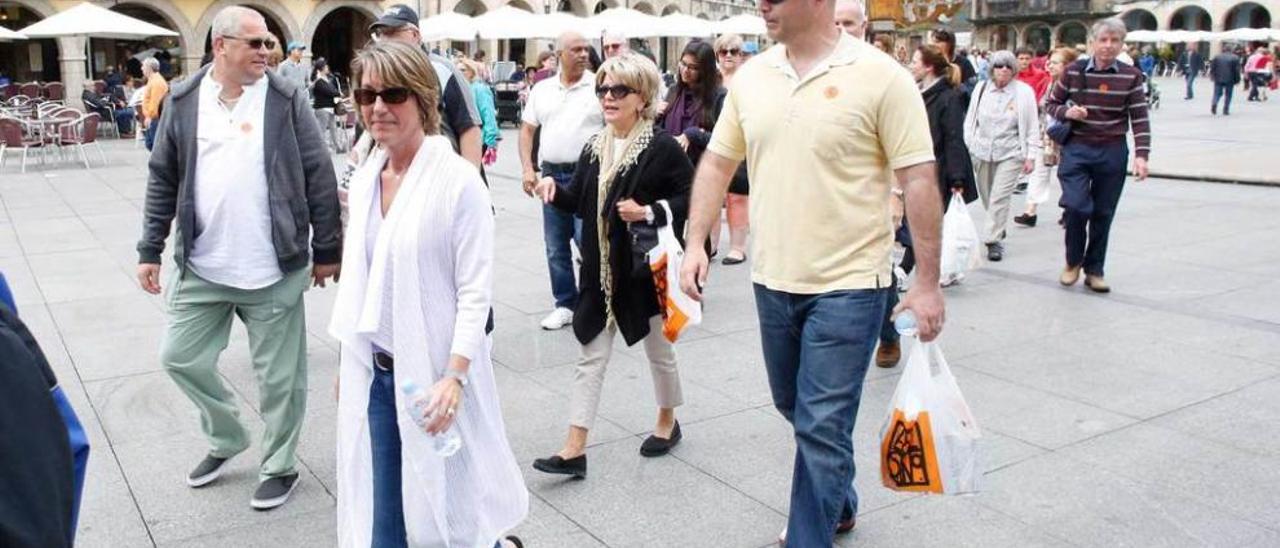 Turistas por el casco histórico de Avilés.