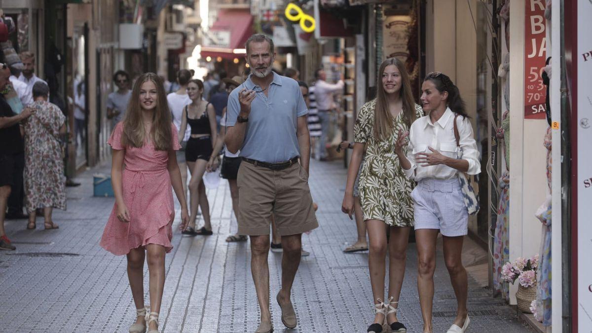 Los Reyes y sus hijas pasean por el centro de Palma.