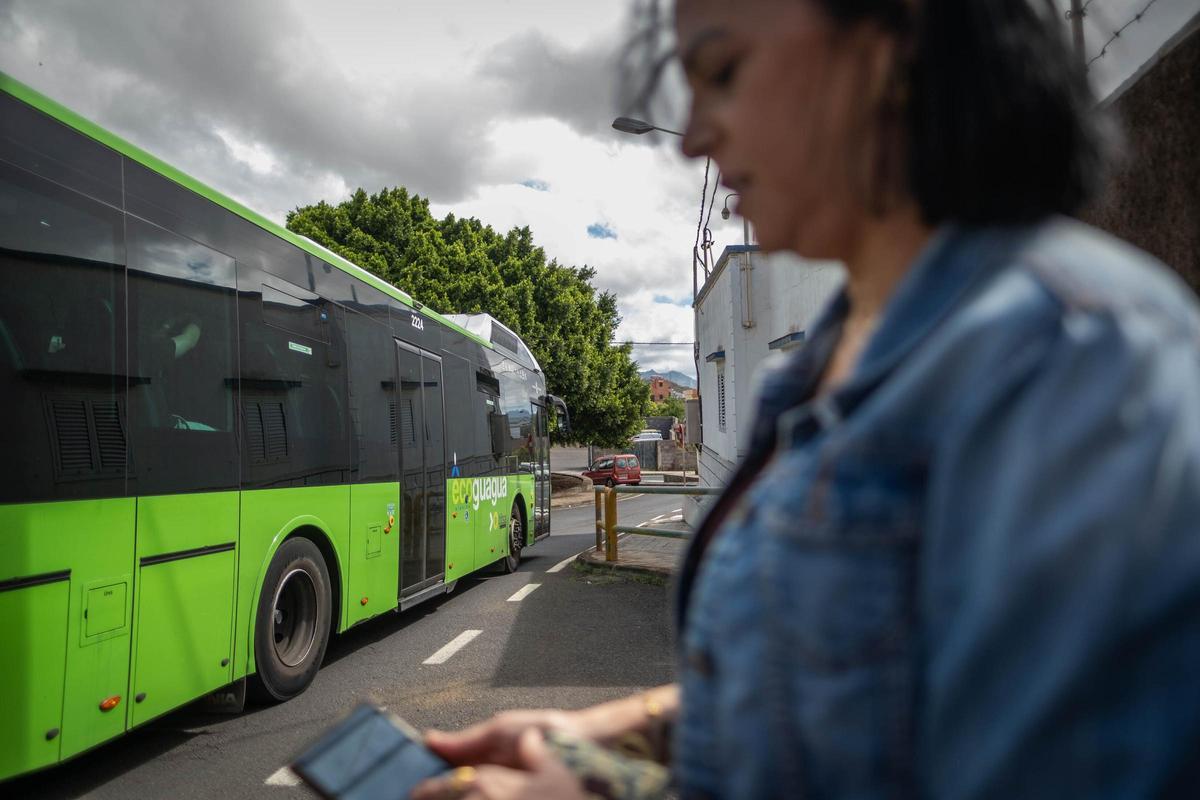 Vecinos de El Sobradillo demandan mejoras en las paradas de guaguas