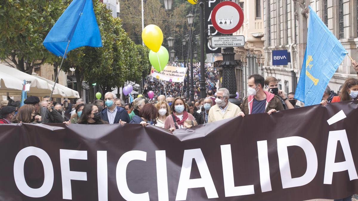 Los partidarios de la cooficialidad del asturiano se manifiestan en Oviedo