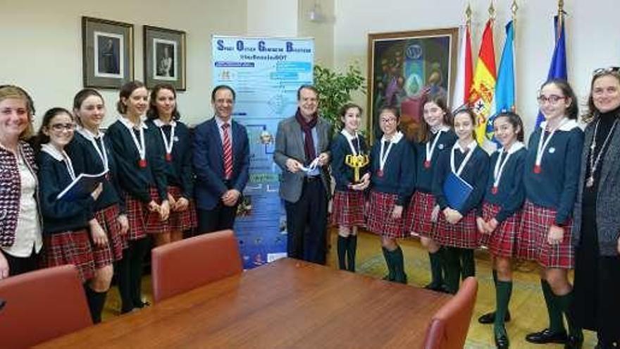 Caballero, junto a las alumnas ganadoras y la dirección. // FdV