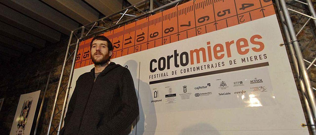 Kote Camacho, último ganador de Cortomieres, en la alfombra roja de la Casa de Cultura.