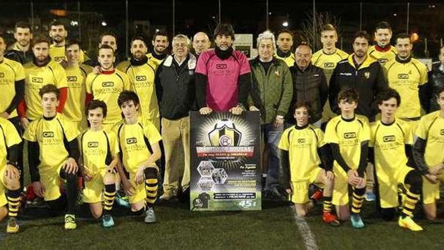 Jugadores, cuerpo técnico y directivos del Rápido, en la presentación de la campaña. // José Lores